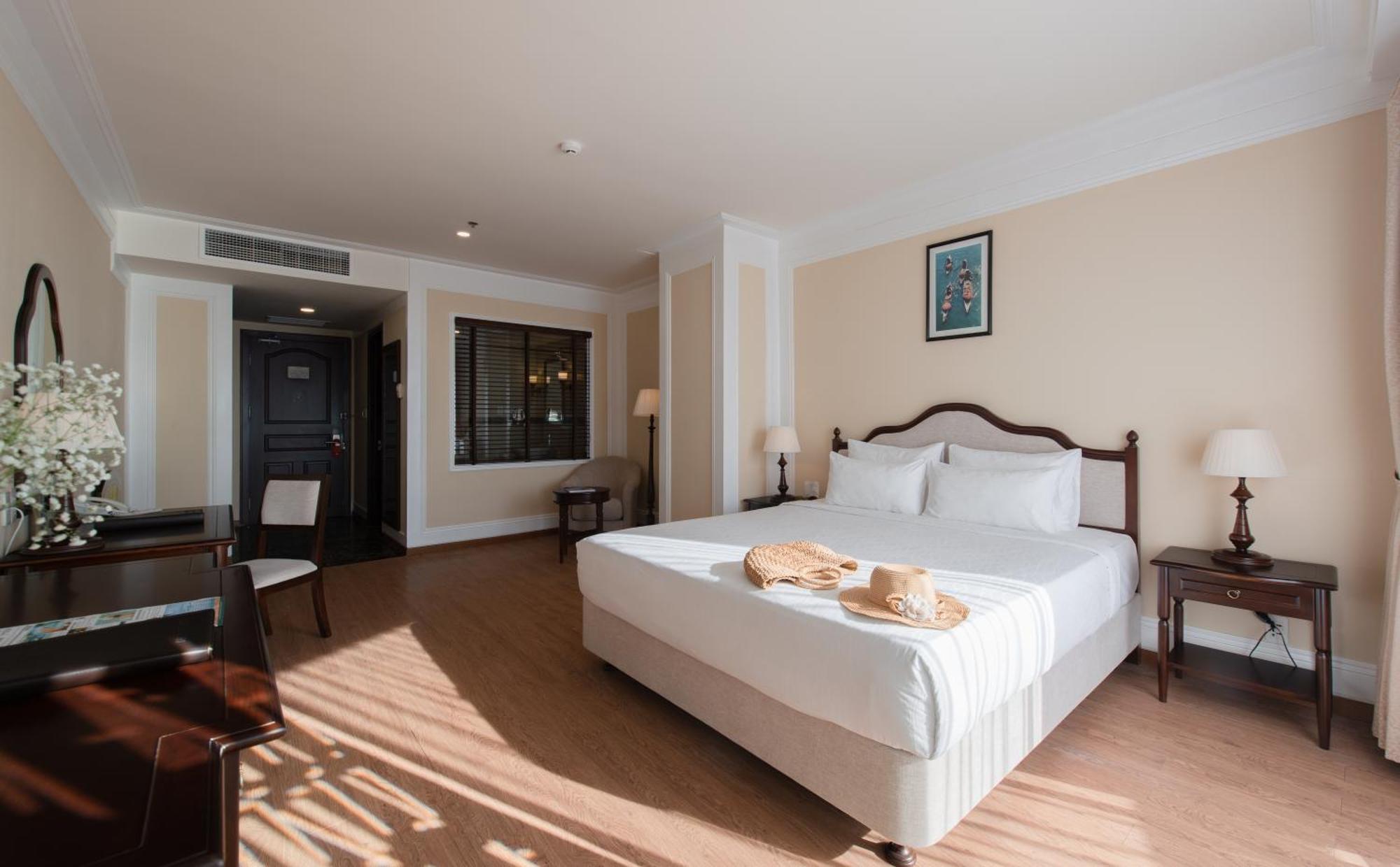 Deluxe King Room with Ocean View,1213275169:JPEG